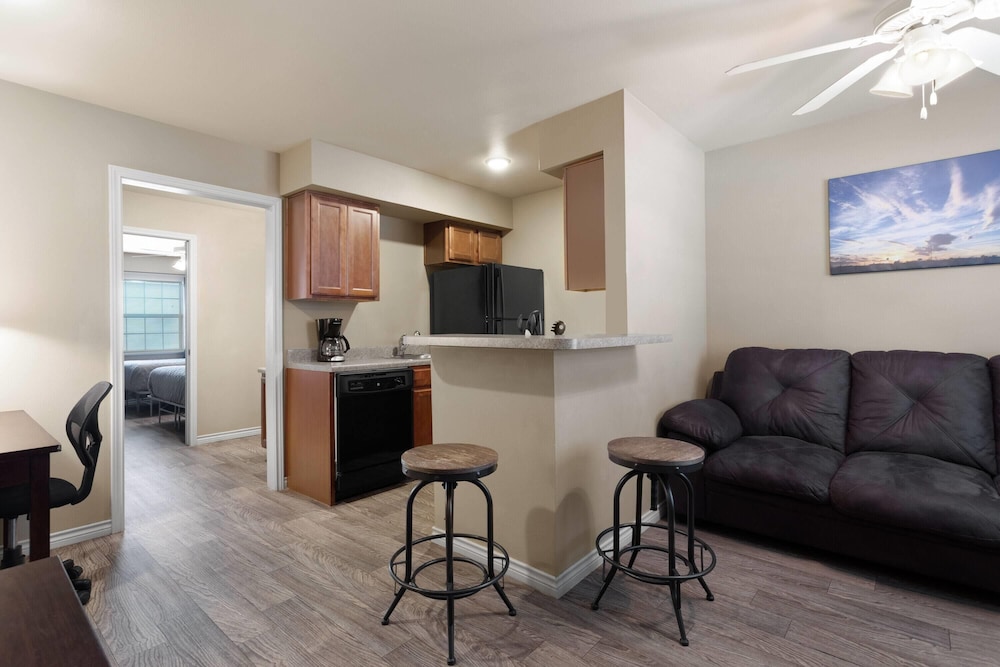 Suite, 1 Bedroom, Non Smoking - Photo 2