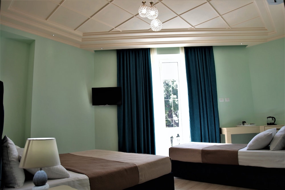 Standard Triple Room, Balcony, Sea View photo 3
