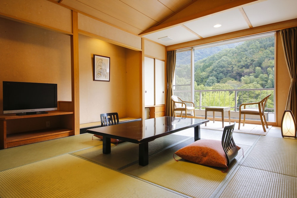 Japanese Style Room,12 Tatami Mats:15 Minutes from Itami Airport by Taxi, Tatoo may not be allowed.