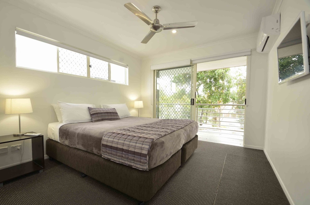 Three Bedroom Townhouse - Photo 3