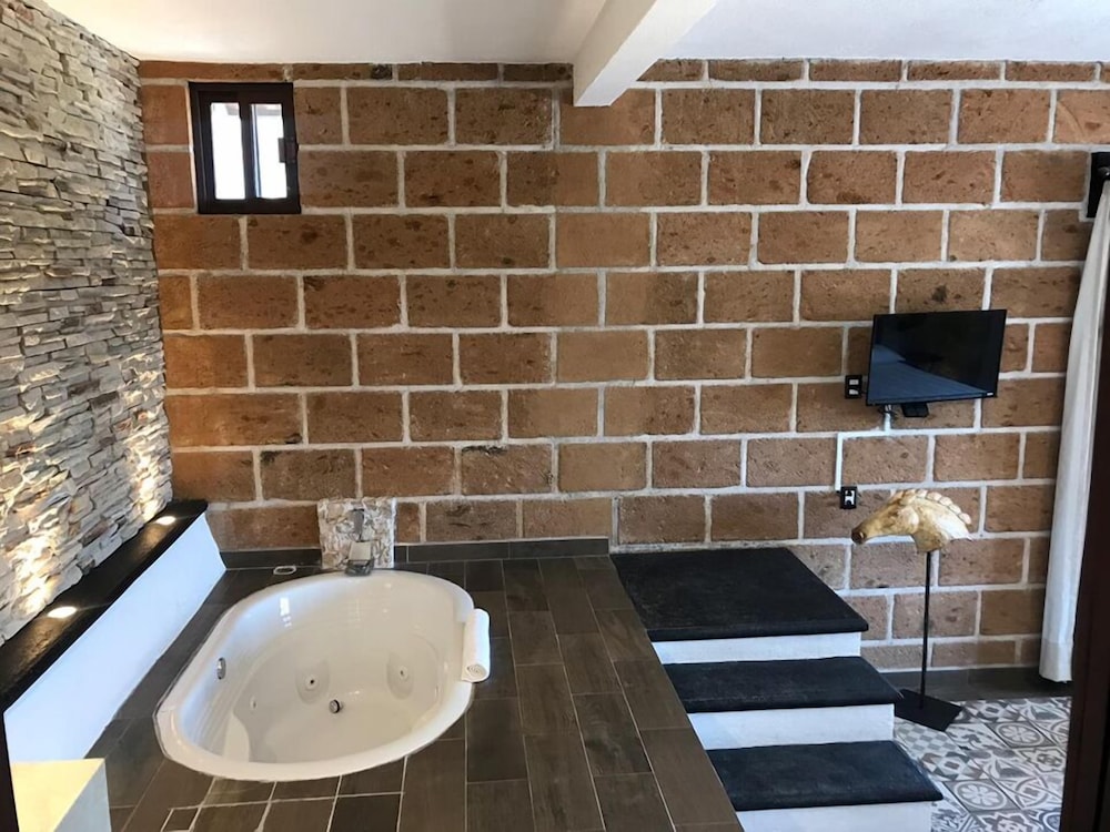 Design Room, Hot Tub photo 3