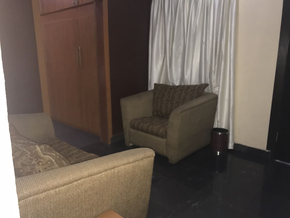 Suite, 1 Queen Bed, Non Smoking photo 2