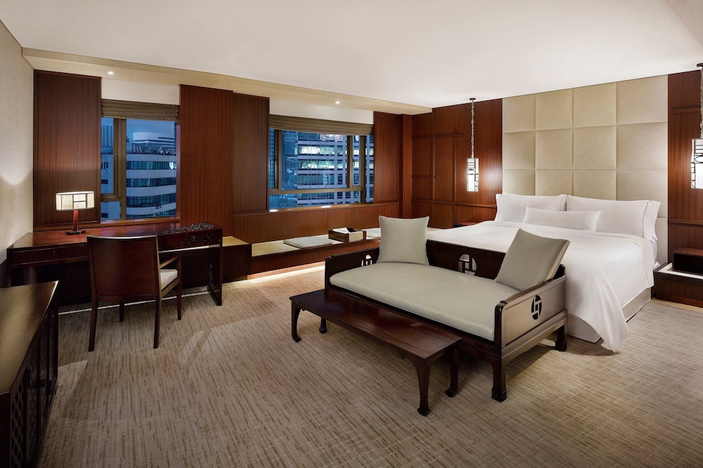 Premium Suite, 1 King Bed photo 3