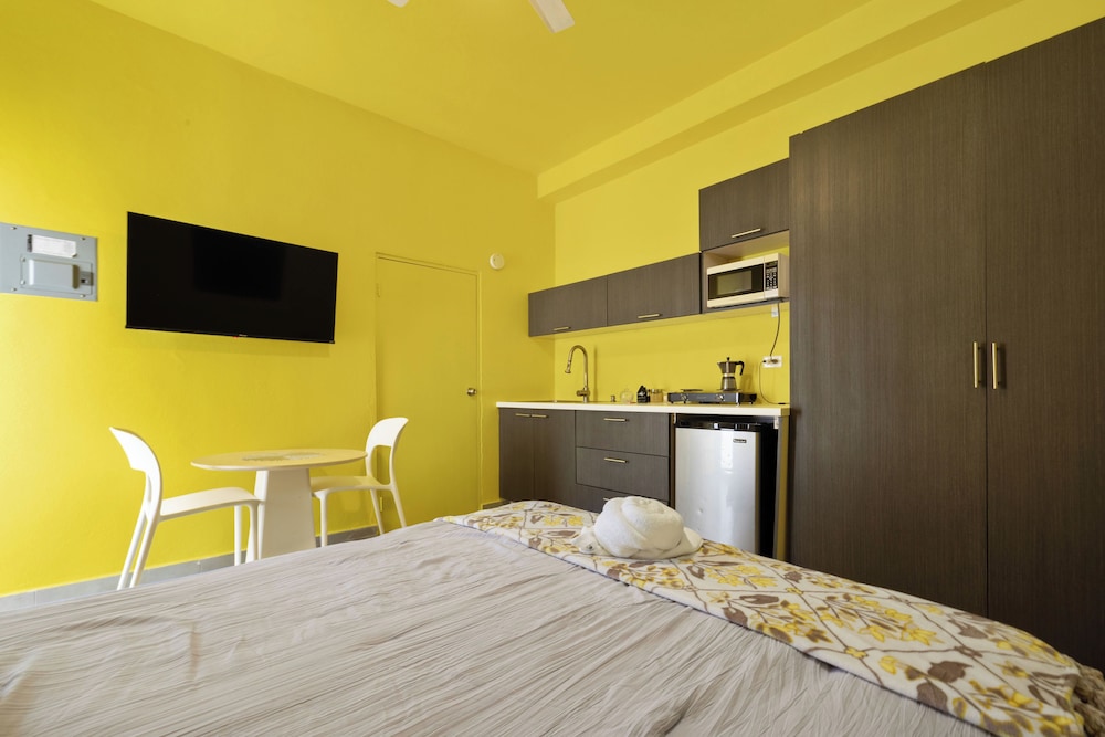 Executive Studio, Patio (MM10)