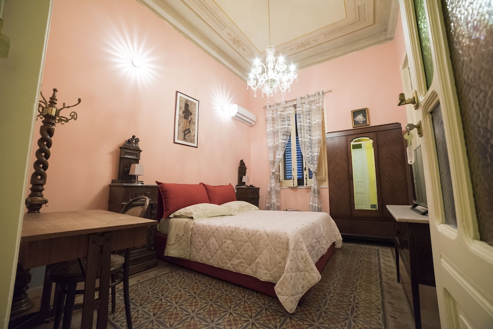 Exclusive Double Room, Shared Bathroom photo 3