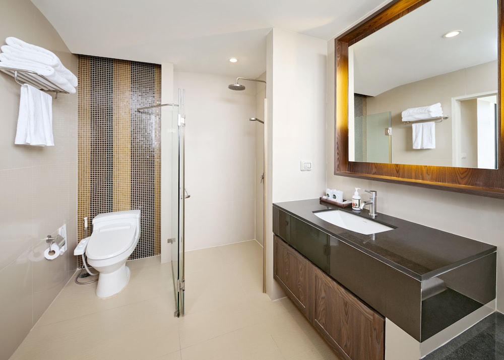 Family Suite Two Bedroom with Kitchenette - Photo 20