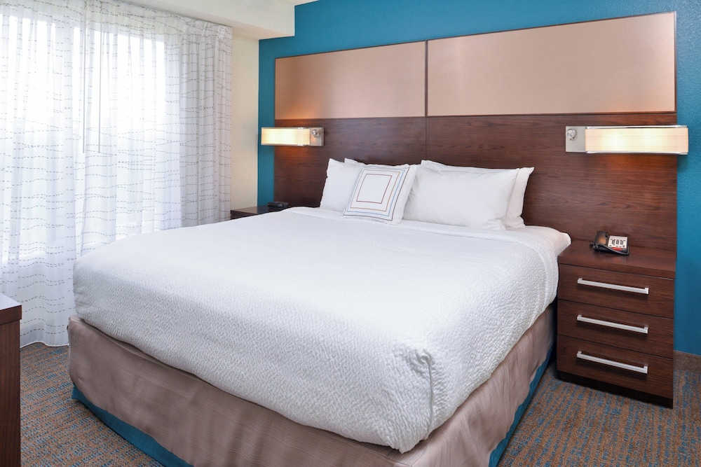 Suite, 2 Bedrooms (Mobility/Hearing Access, Roll-in Shwr) photo 3