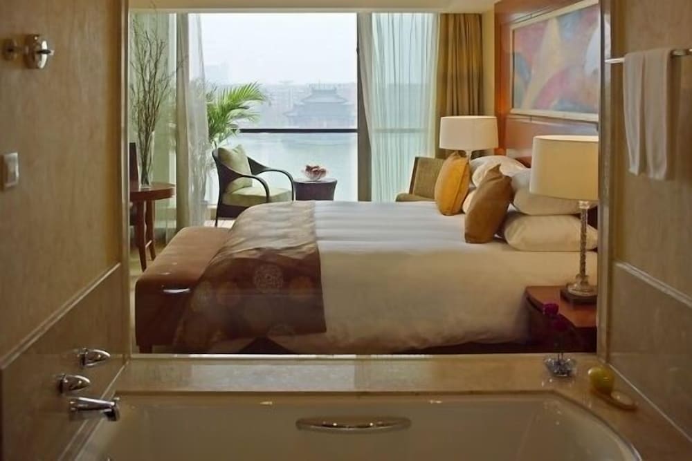 Deluxe Lake-View Twin Room photo 3