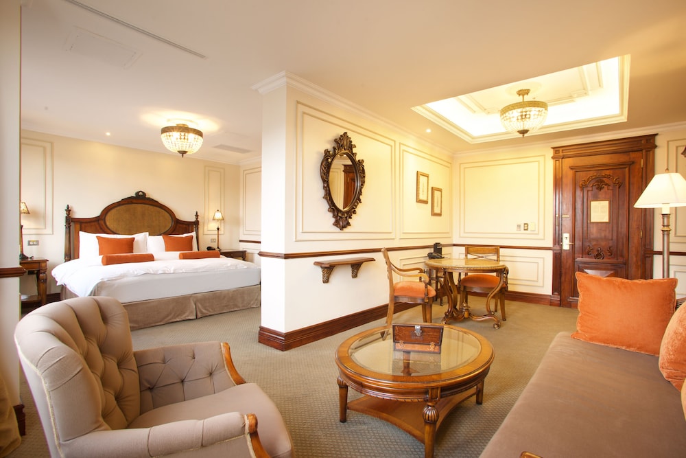 Royal Suite, 1 King Bed - Photo 7