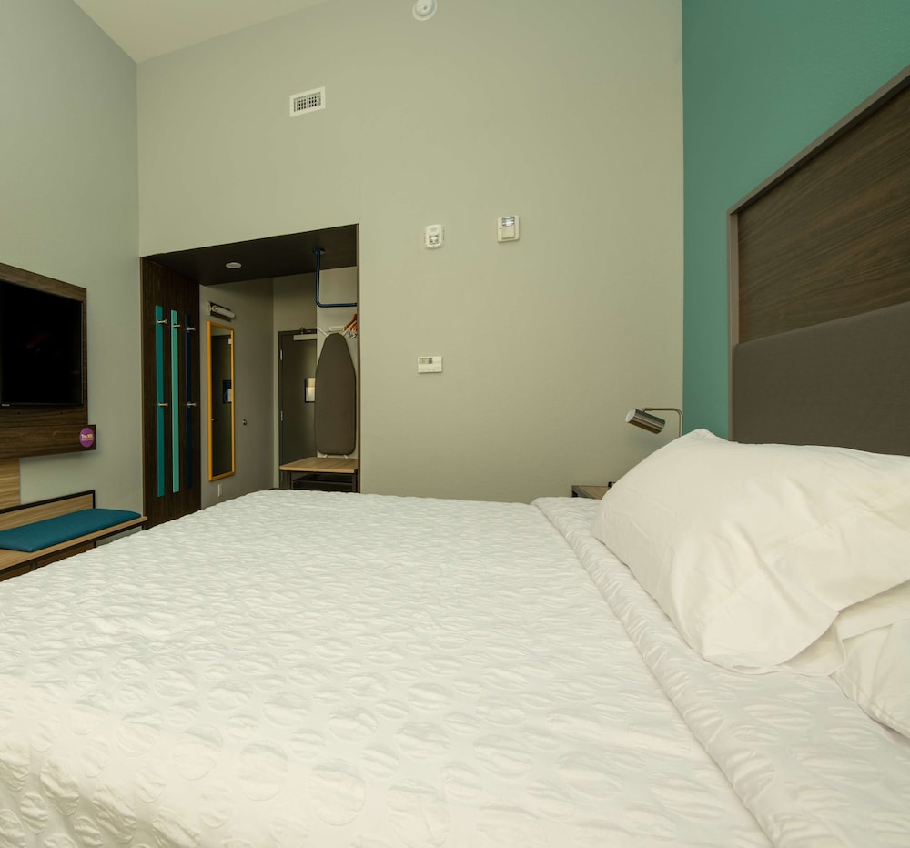 Room, 1 King Bed, Accessible (Mobility & Hearing, Roll-In Shower) - Photo 4