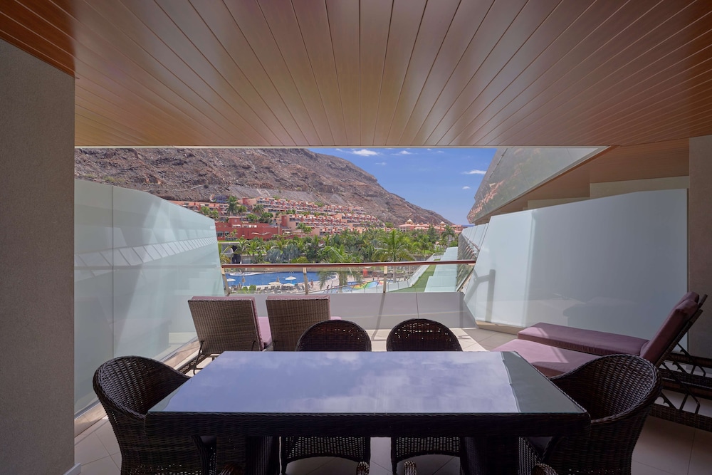 Suite, 2 Bedrooms, Balcony, Pool View photo