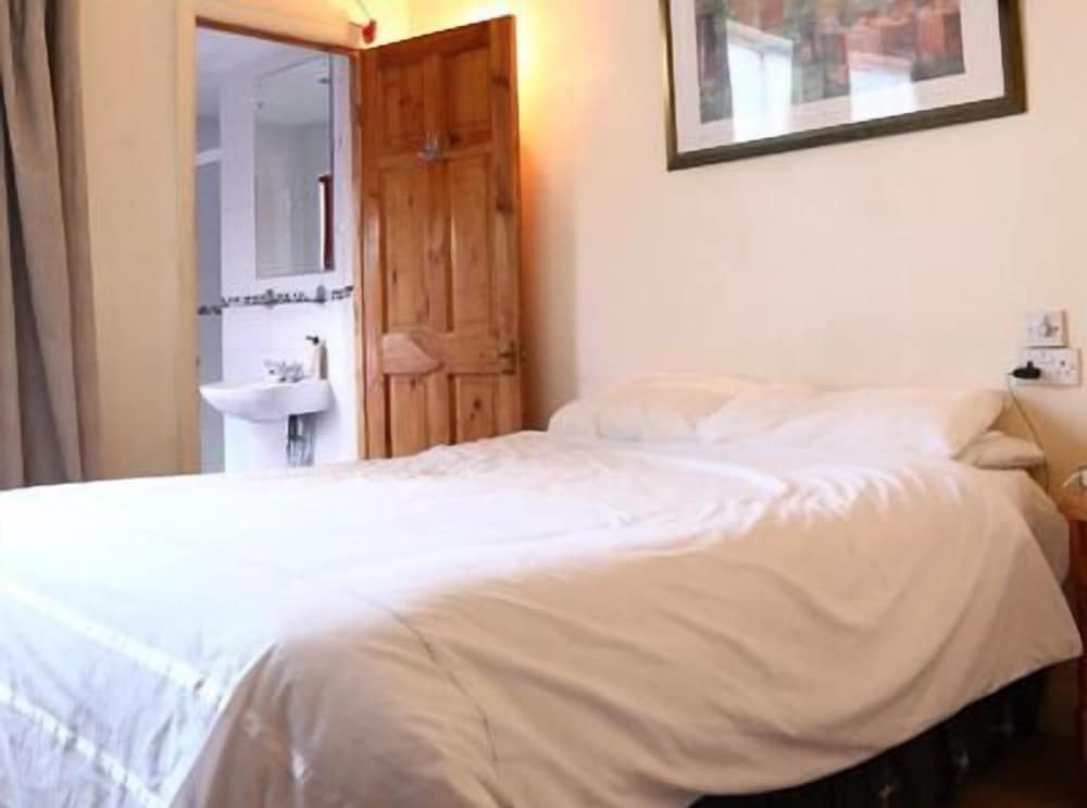 Standard Double Room, 1 Bedroom, Non Smoking, Ensuite - Photo 3