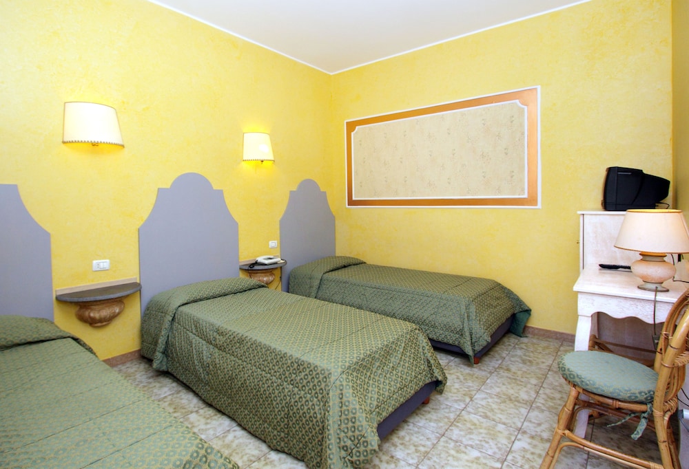 Classic Triple Room, Balcony photo 3
