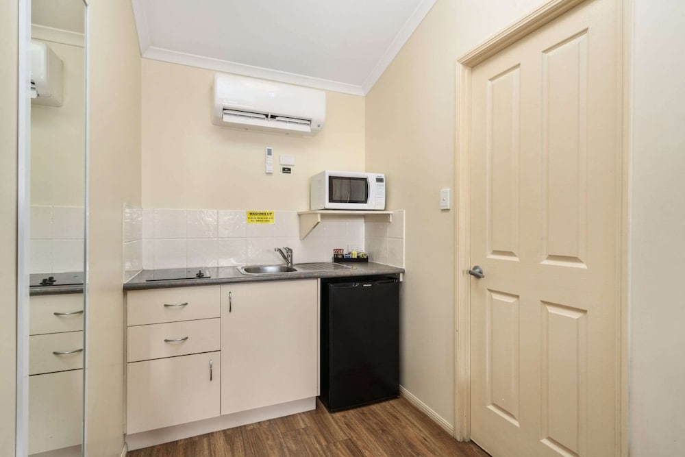 Executive Room, 1 Queen Bed, Non Smoking, Kitchenette photo 3