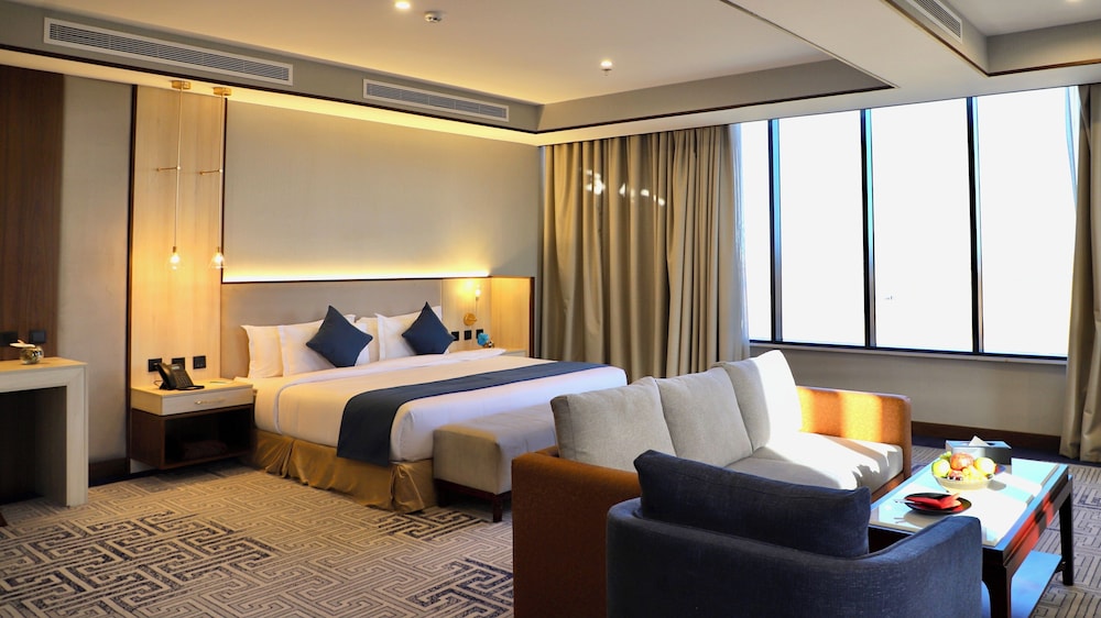 Panoramic Suite, 1 King Bed, City View, Poolside photo 3