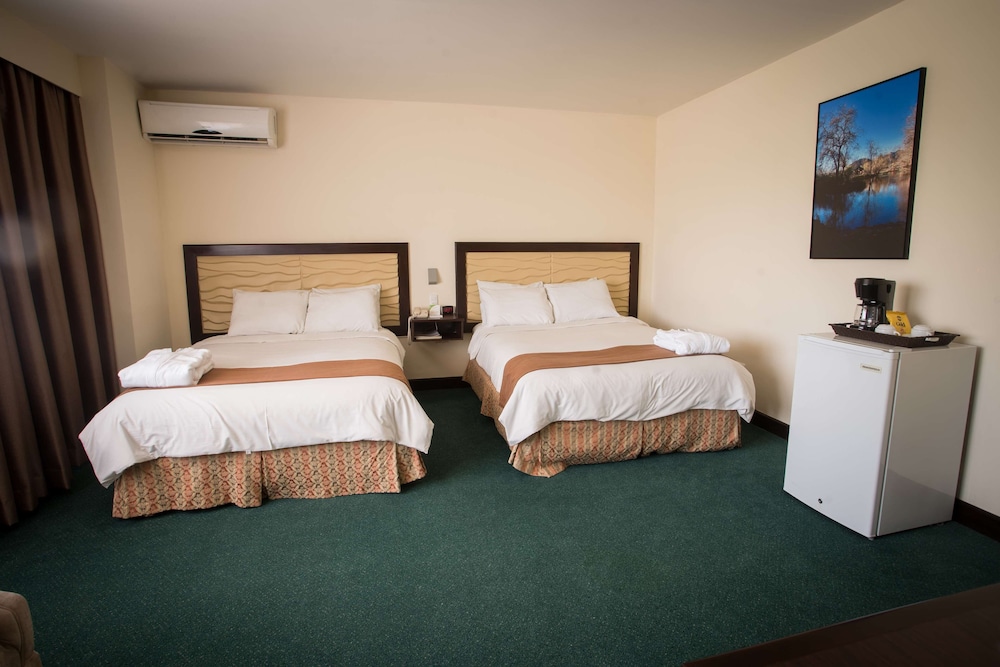 Suite, 2 Double Beds, Non Smoking - Photo 2