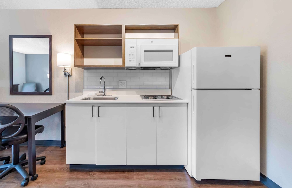 Standard Studio, 2 Queen Beds, Non Smoking, Refrigerator & Microwave - Photo 3
