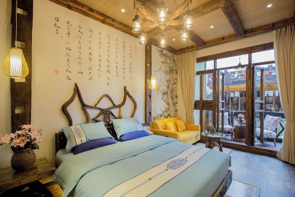 Queen bed room with lake view photo 3