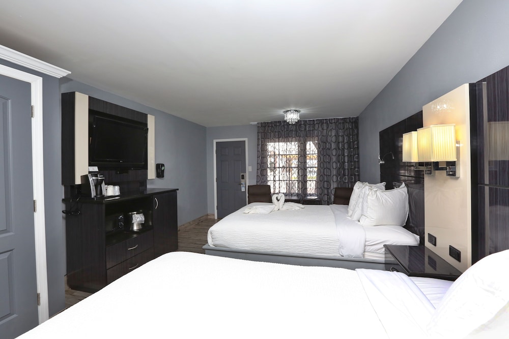 Standard Double Room, 2 Queen Beds, Non Smoking, Bay View photo 2