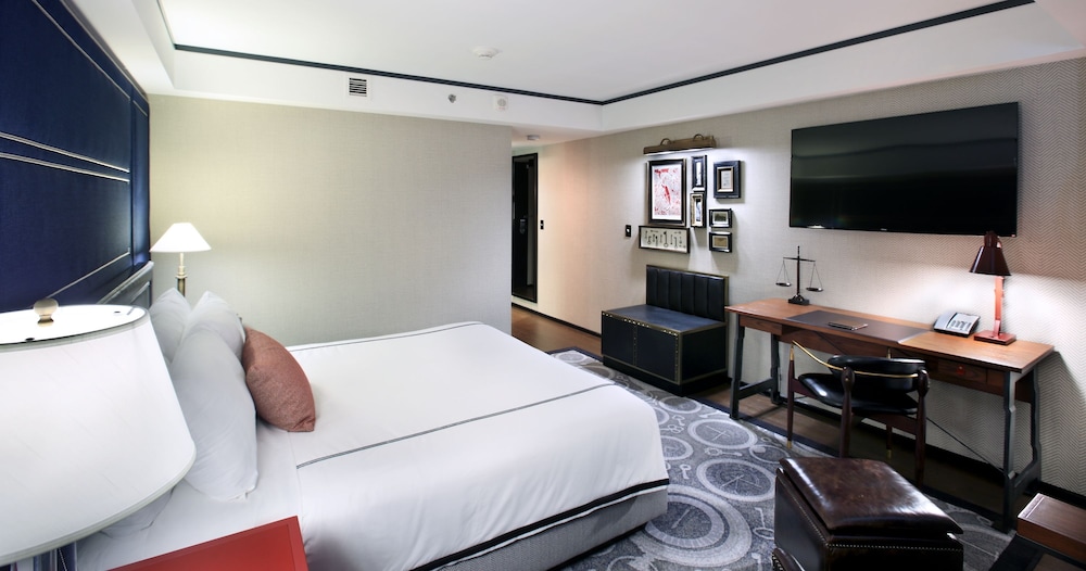 Deluxe Room, 1 King Bed, Courtyard View photo 2