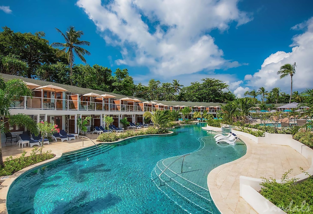 Luxury Room, 1 Bedroom, Garden View (Crystal Lagoon Poolside Luxury) photo 2