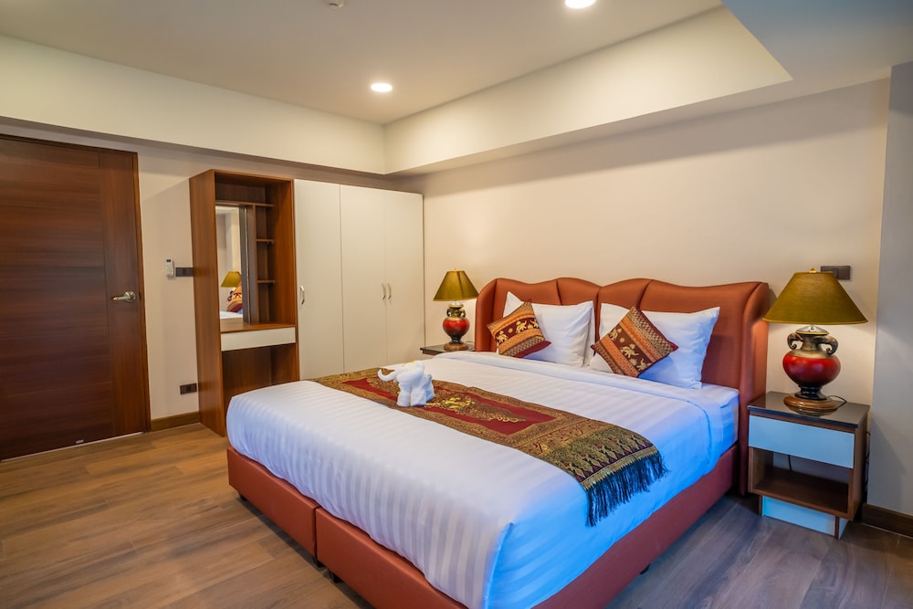 Executive Suite - Photo 9