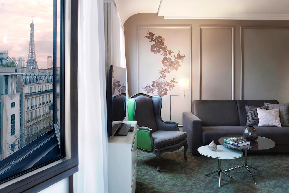 Junior Suite, 1 King Bed with Sofa bed, Tower photo 1