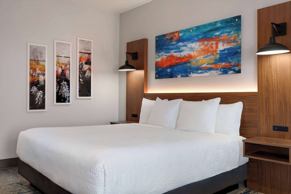 Room, 1 King Bed, Non Smoking (Various Views) - Photo 3