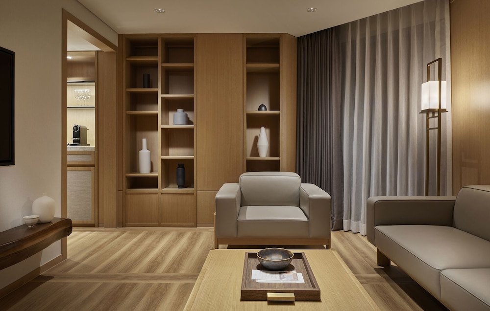 Corner City View Suite Ondol