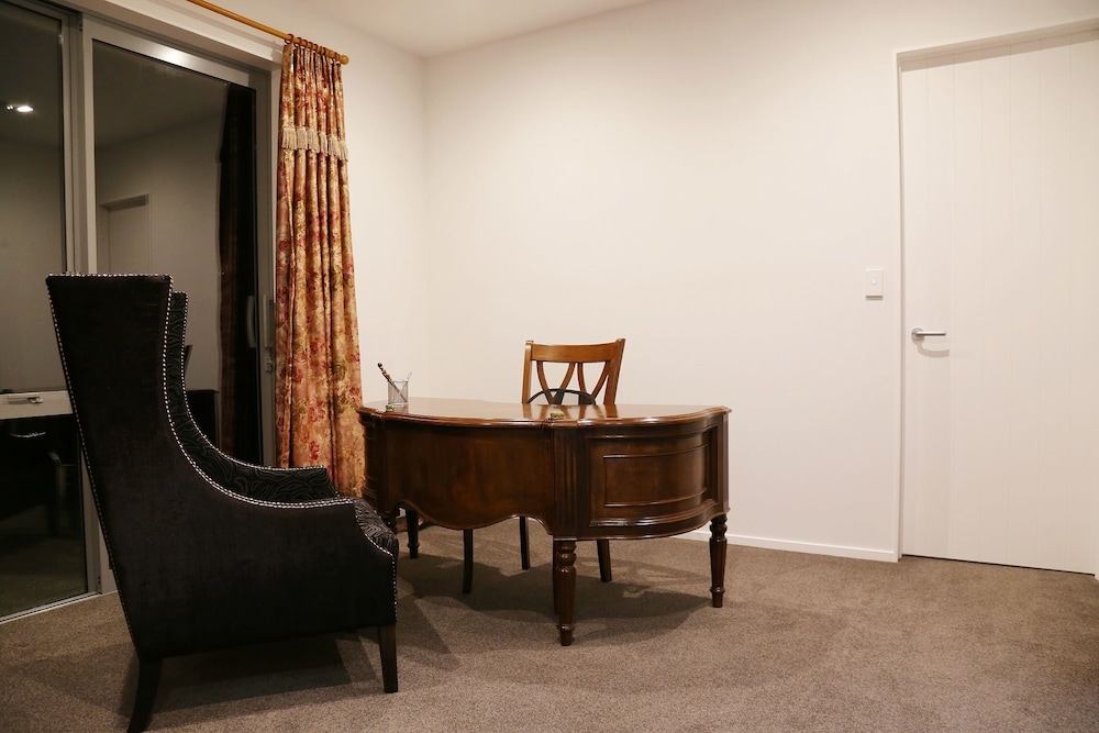 Deluxe Suite, 1 Bedroom, Ensuite photo 3