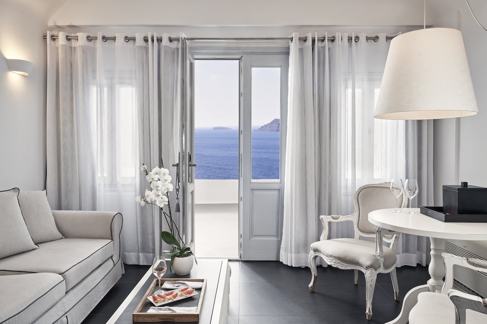 Superior Suite - Photo 11