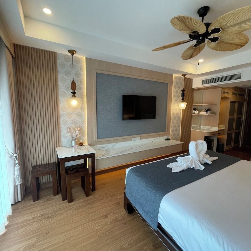 Deluxe Double Room, 1 Bedroom, Bathtub Grab Bars, Pool View photo 3
