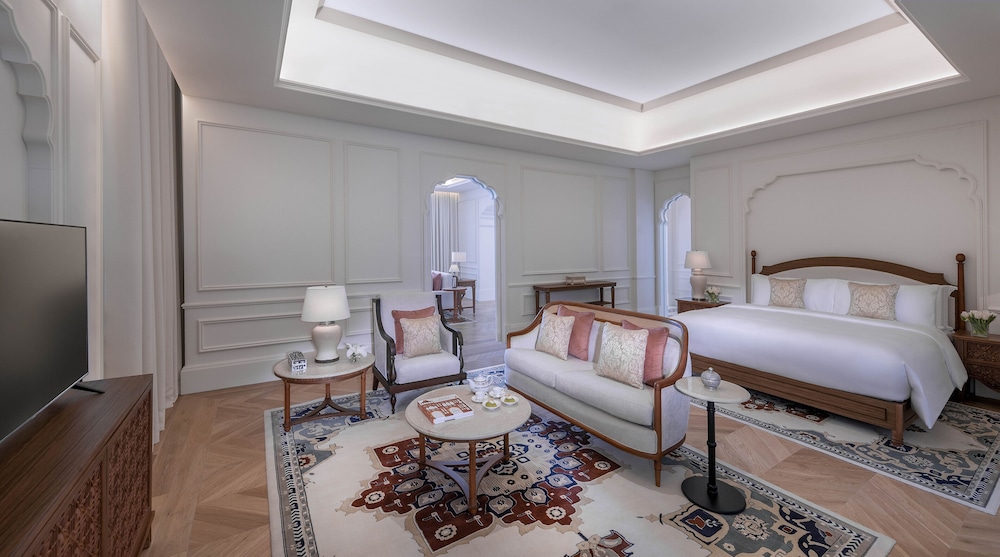 Suite, 1 King Bed photo 2