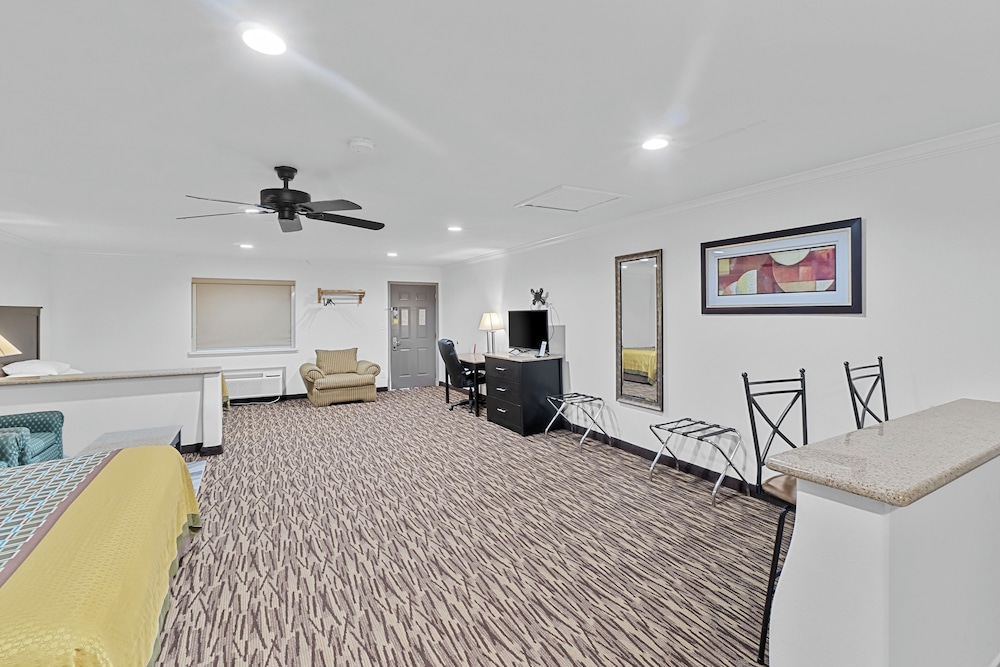 Suite (1 King and 1 Queen bed) - Photo 8