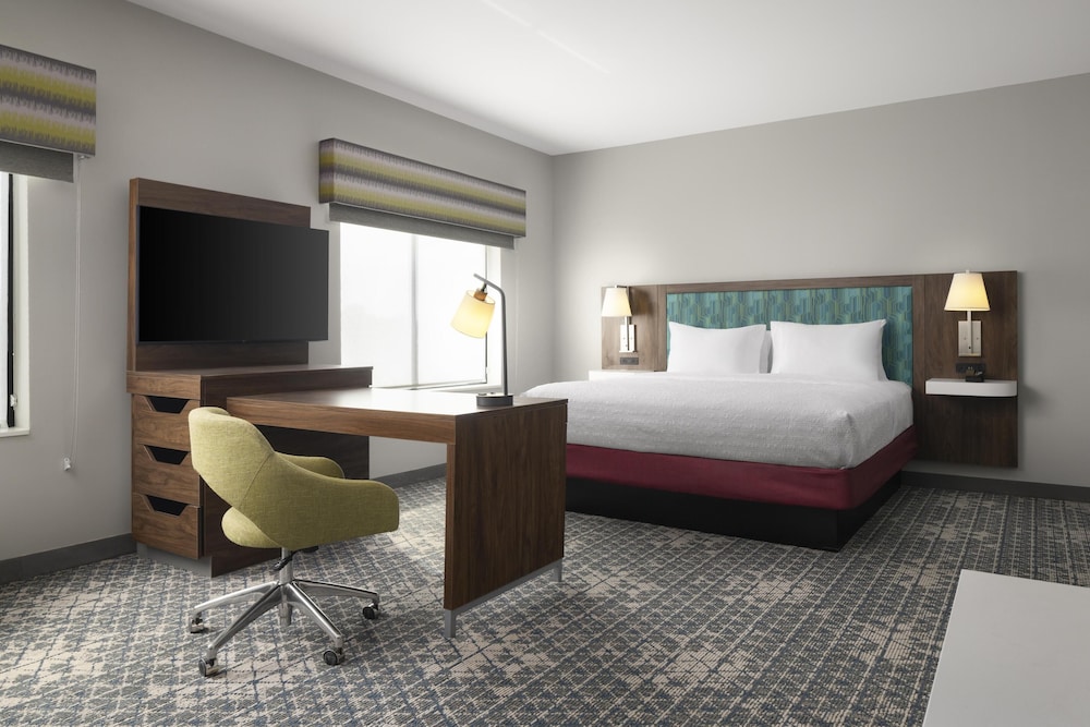 Studio, 1 King Bed, Accessible (Mobility & Hearing, Roll-In Shower) photo 1
