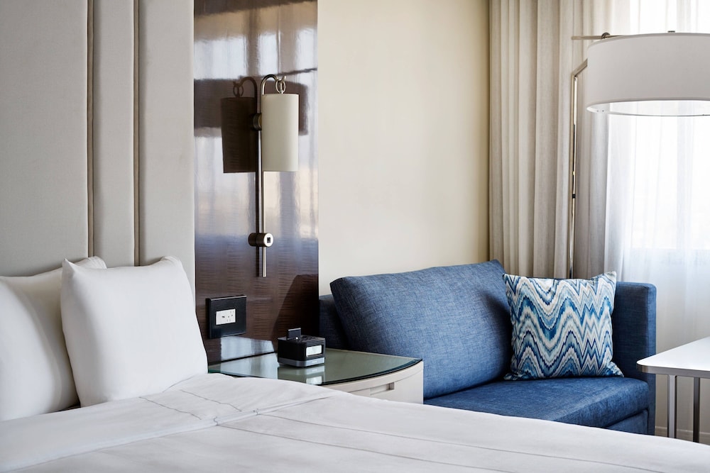 Club Room, 1 King Bed (Hearing Accessible) - Photo 4
