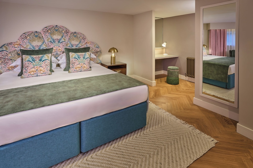 Family Suite, 1 King Bed with Sofa bed (Hideway) photo 2