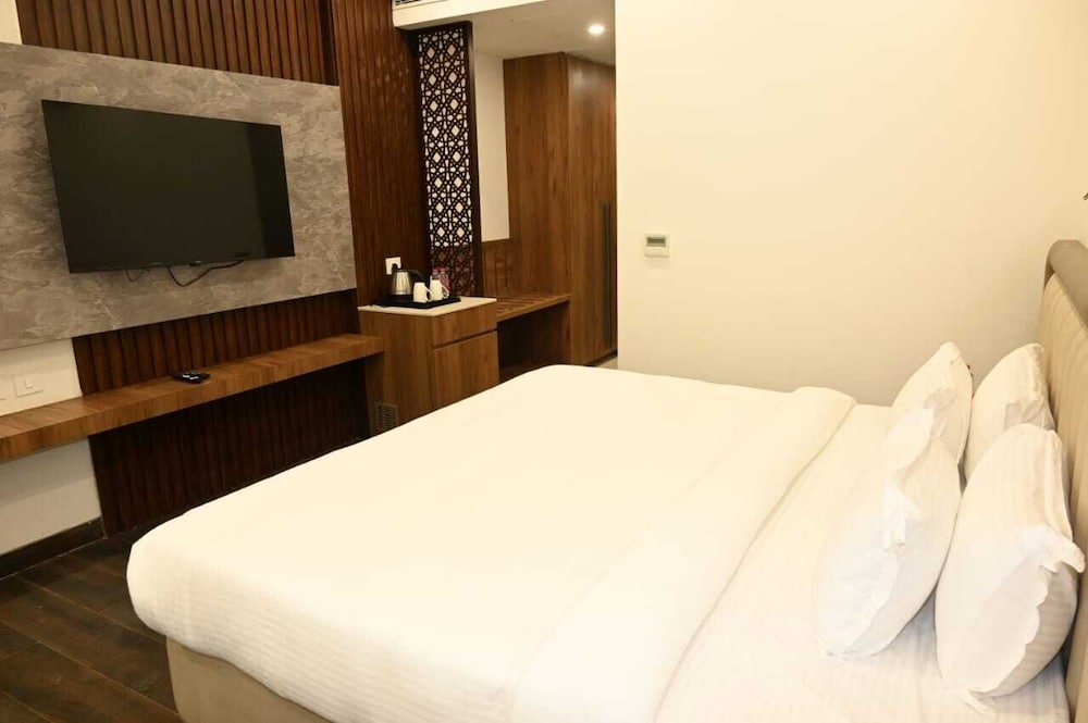 Deluxe King Room - Photo 2