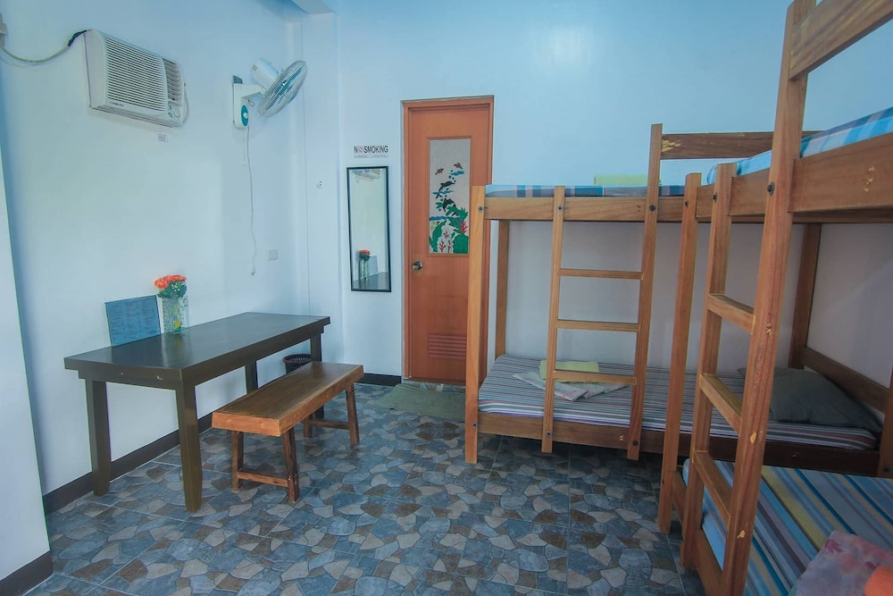 Backpacker Room For 4 photo 3