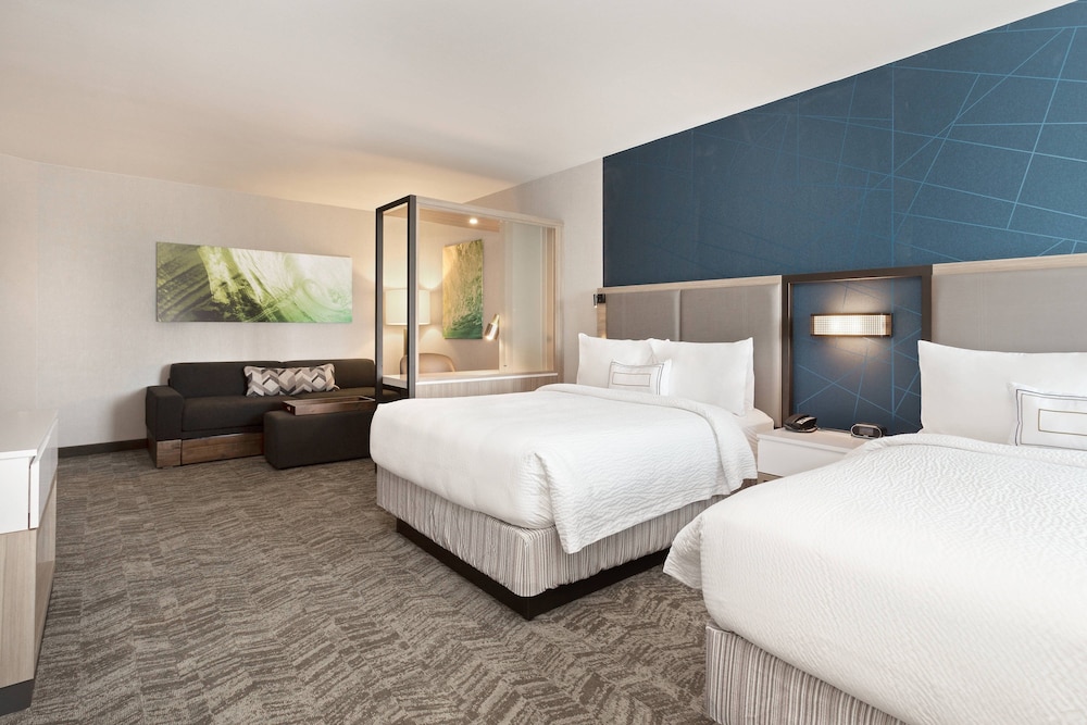 Suite, 2 Queen Beds (Mobility/Hearing Accessible, Tub)