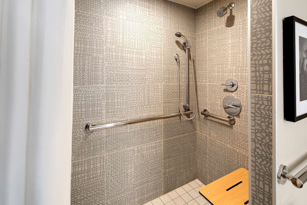 Suite, 2 Queen Beds, Accessible - Photo 7