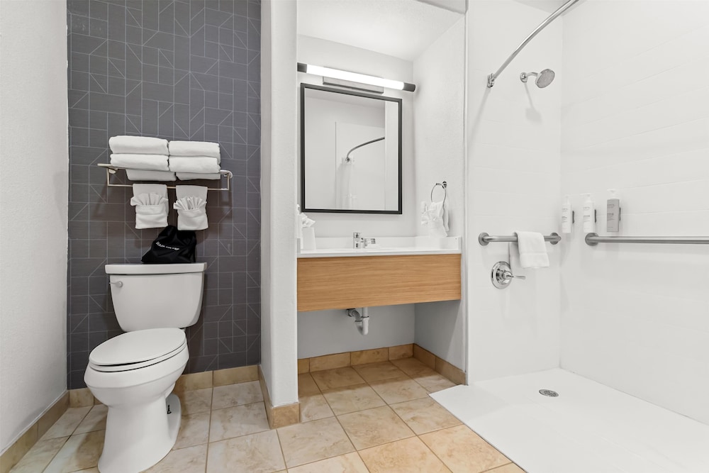 Room, 2 Queen Beds, Accessible (Mobility & Hearing, Roll-in Shower) - Photo 7
