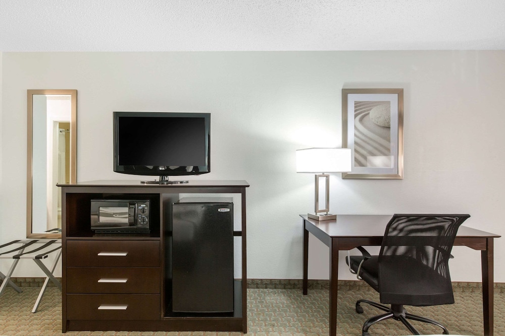 Standard Room, 2 Queen Beds, Non Smoking - Photo 4