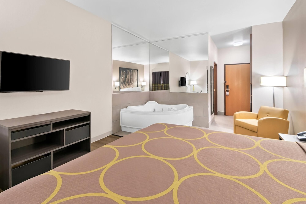 Room, 1 King Bed, Refrigerator photo 2