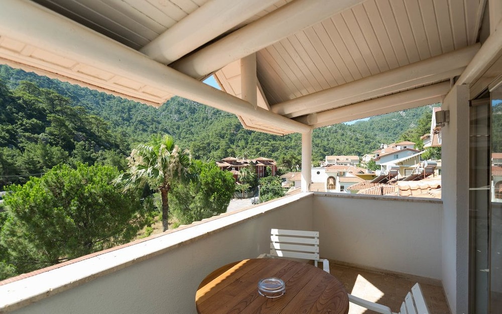 Honeymoon Room with Balcony and Forest View photo 2
