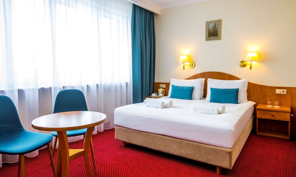 Standard Room, 1 King Bed, Non Smoking - Photo 1