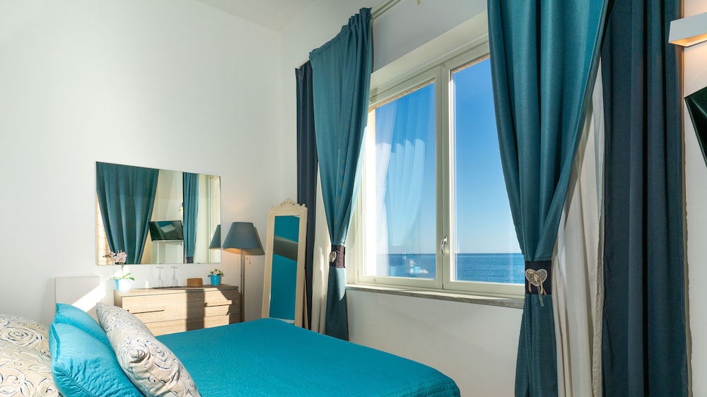 Deluxe Double Room, 1 Queen Bed, Sea View, Sea Facing photo 1