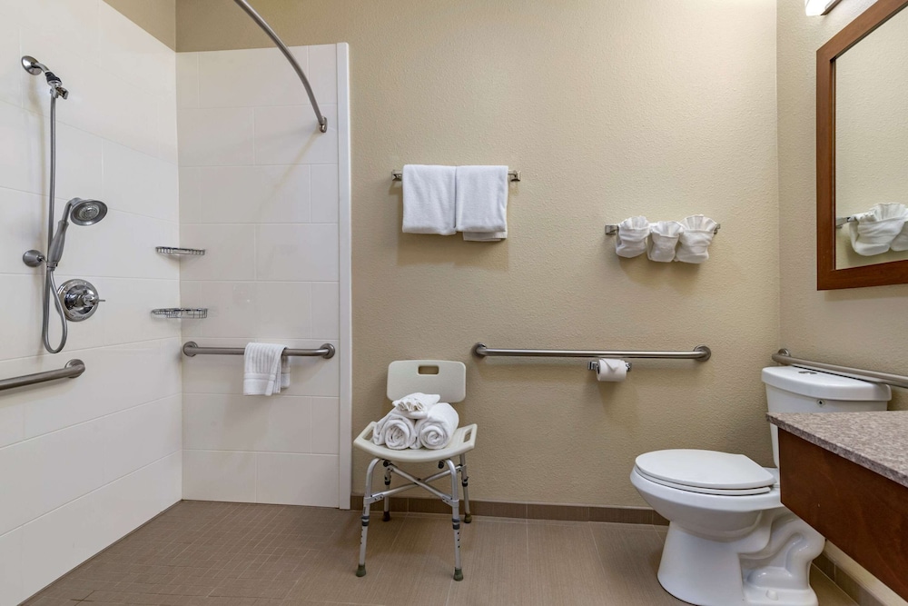 Room, 2 Queen Beds, Accessible, Non Smoking (Roll-In Shower) - Photo 4