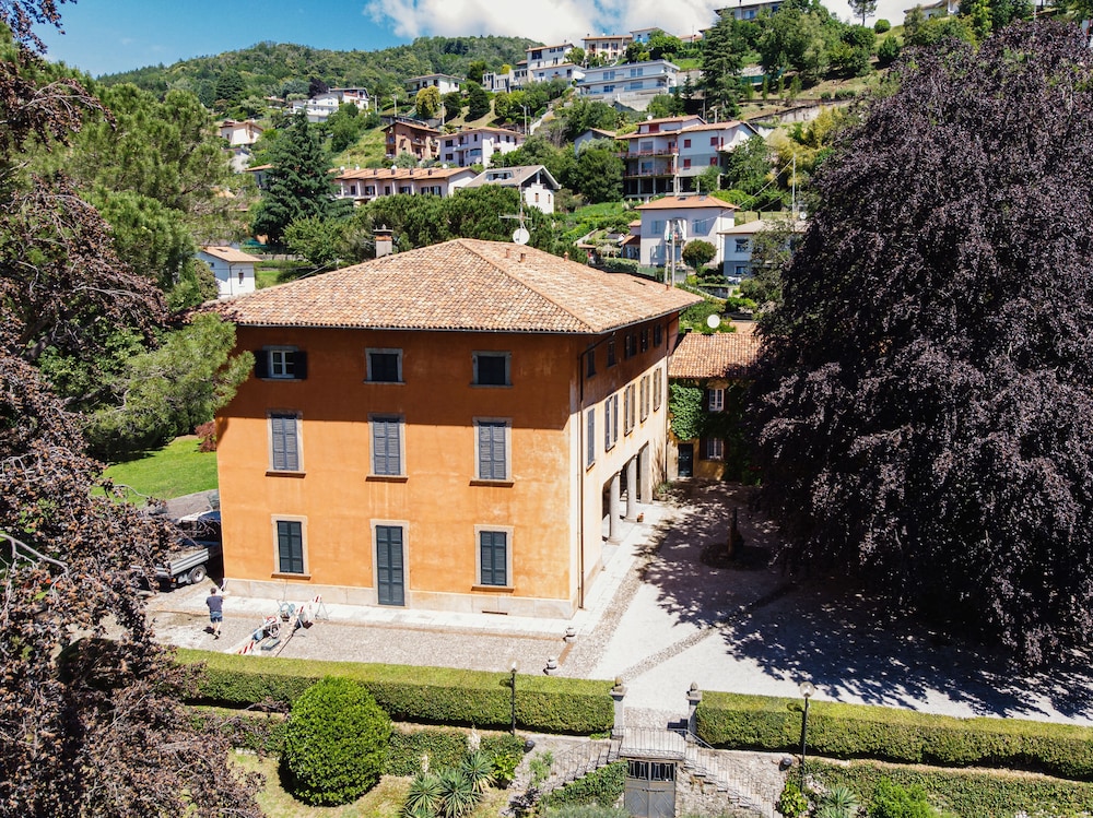Apartment, Hill View