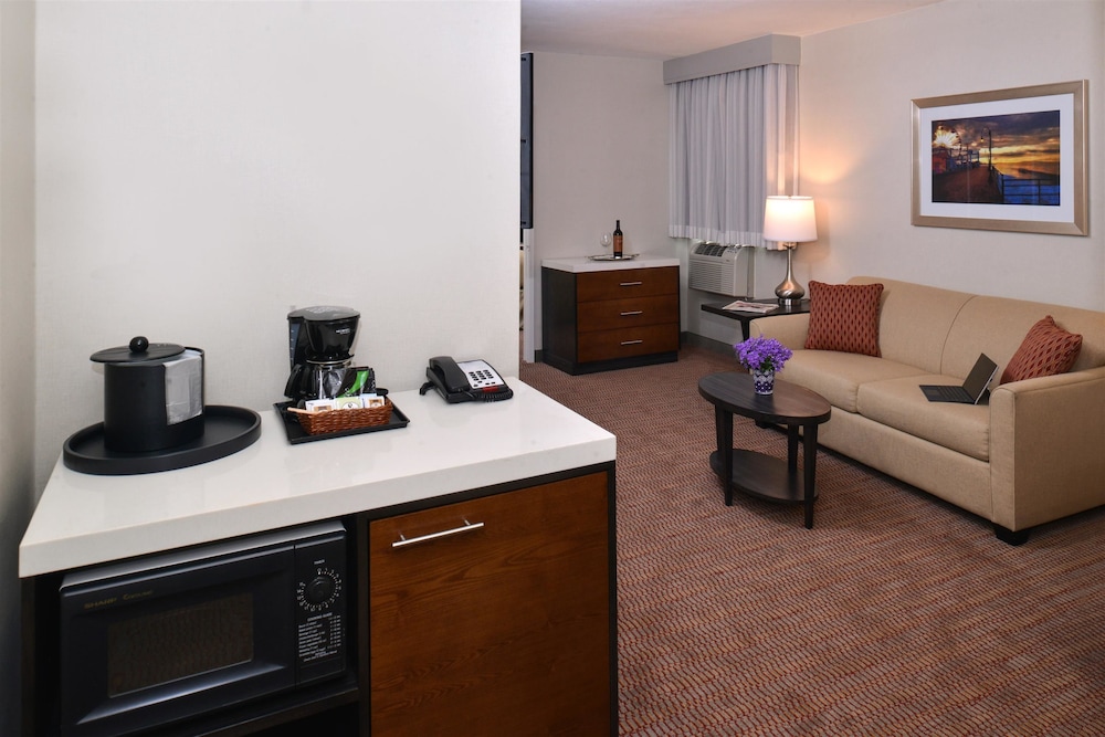 Suite, 2 Queen Beds, Non Smoking, Balcony thumbnail 6